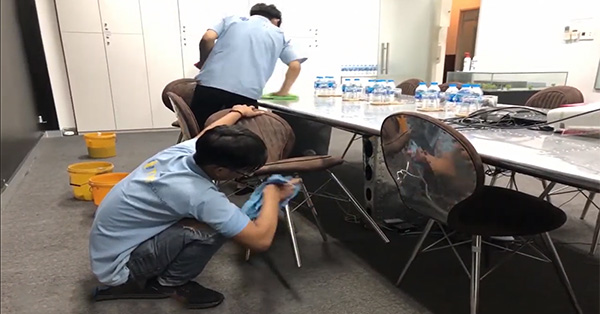 Đội ngũ nhân viên thực hiện dọn dẹp, lau chùi vê sinh vật dụng, đồ đạc văn phòng tại Yên Mỹ, Hưng Yên