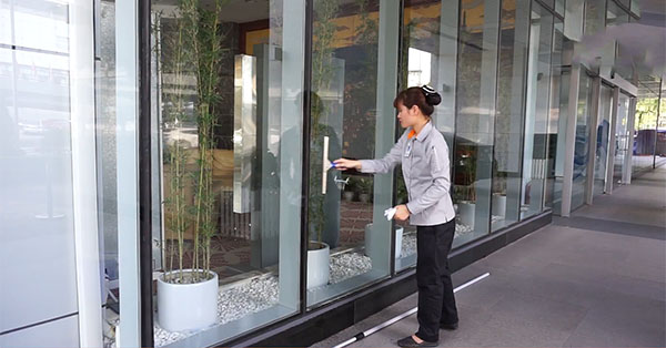 Giúp việc văn phòng theo giờ lau kính cho khách hàng tại Hưng yên