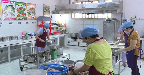 Làm tạp vụ trường học nấu ăn tại Hưng yên